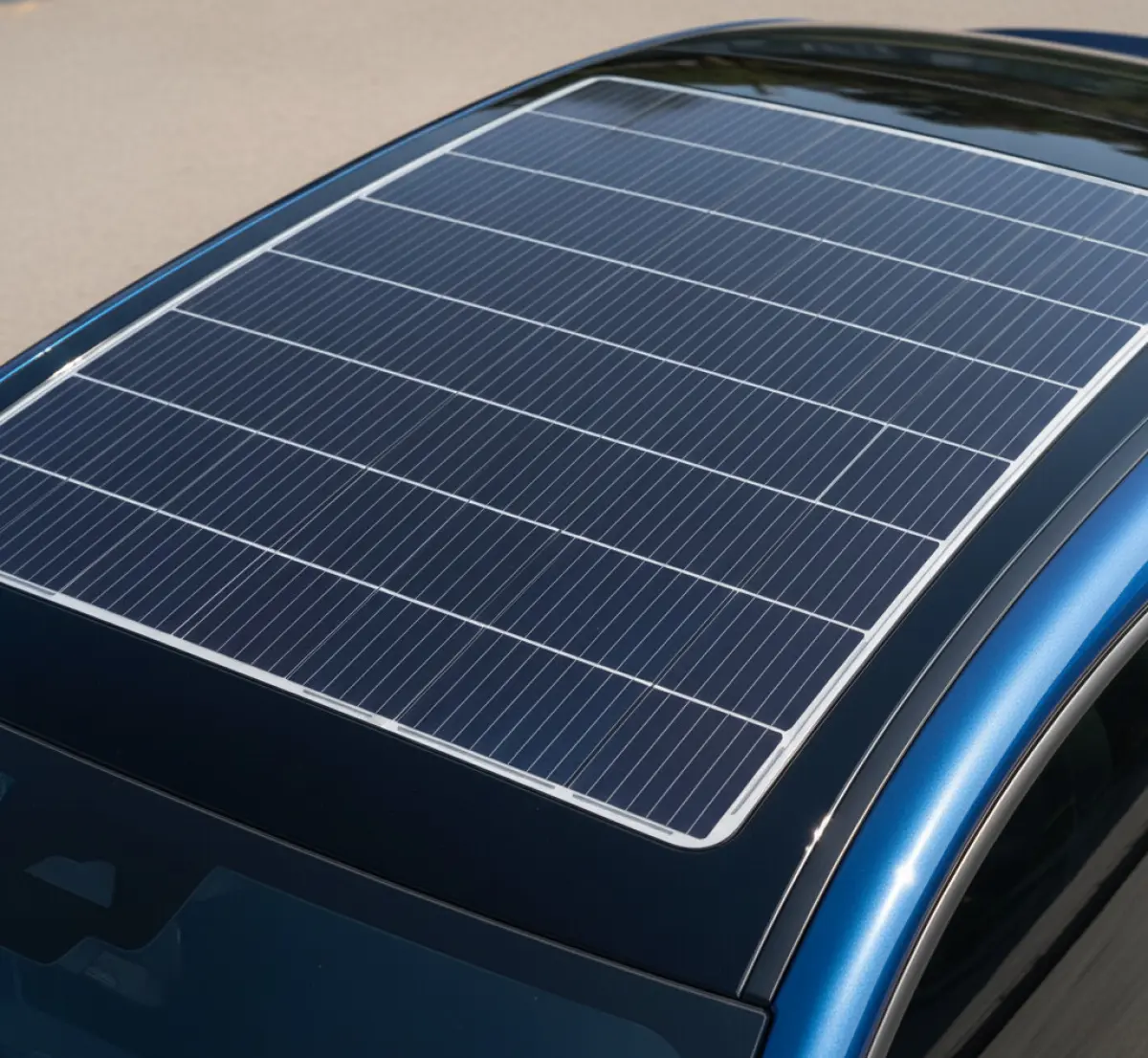 Czy panel solarny na dachu realnie naładuje baterię w aucie?