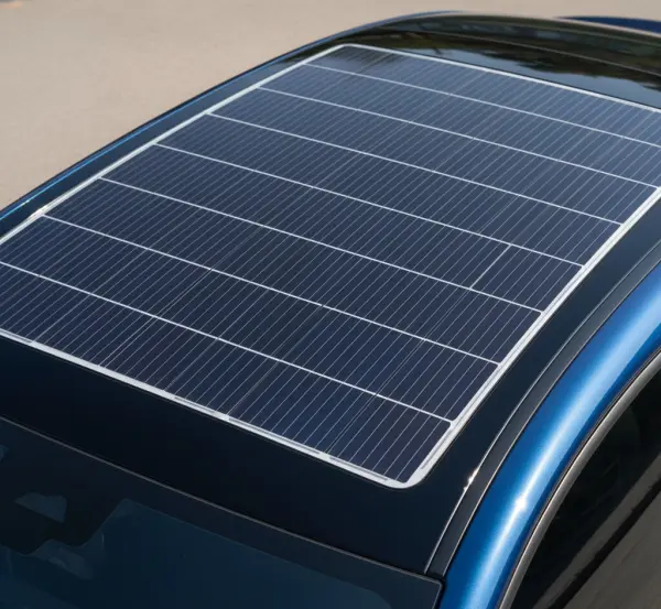 Czy panel solarny na dachu realnie naładuje baterię w aucie?