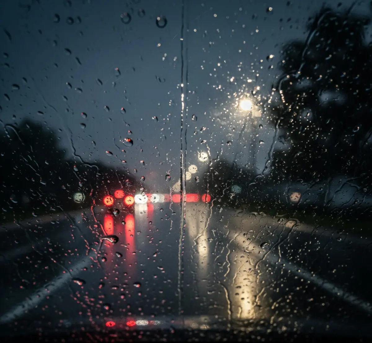 Czy warto nakładać na szyby tak zwaną niewidzialną wycieraczkę?