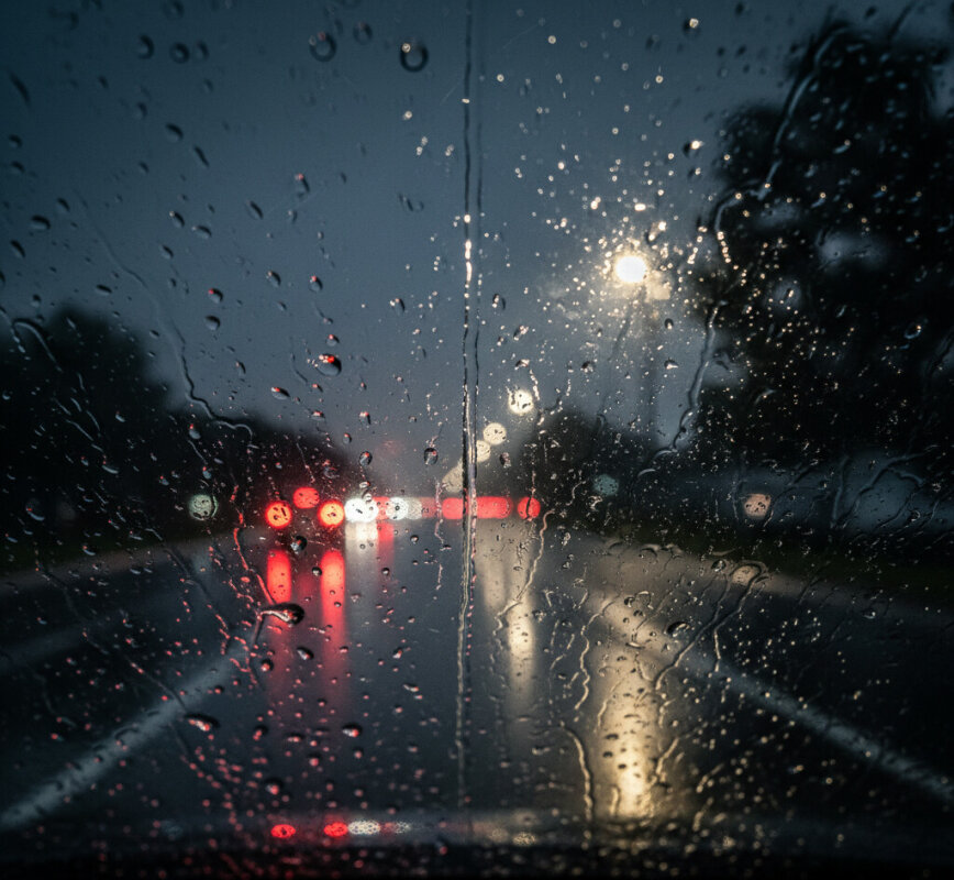 Woda spływająca z szyby z nałożoną niewidzialną wycieraczką.