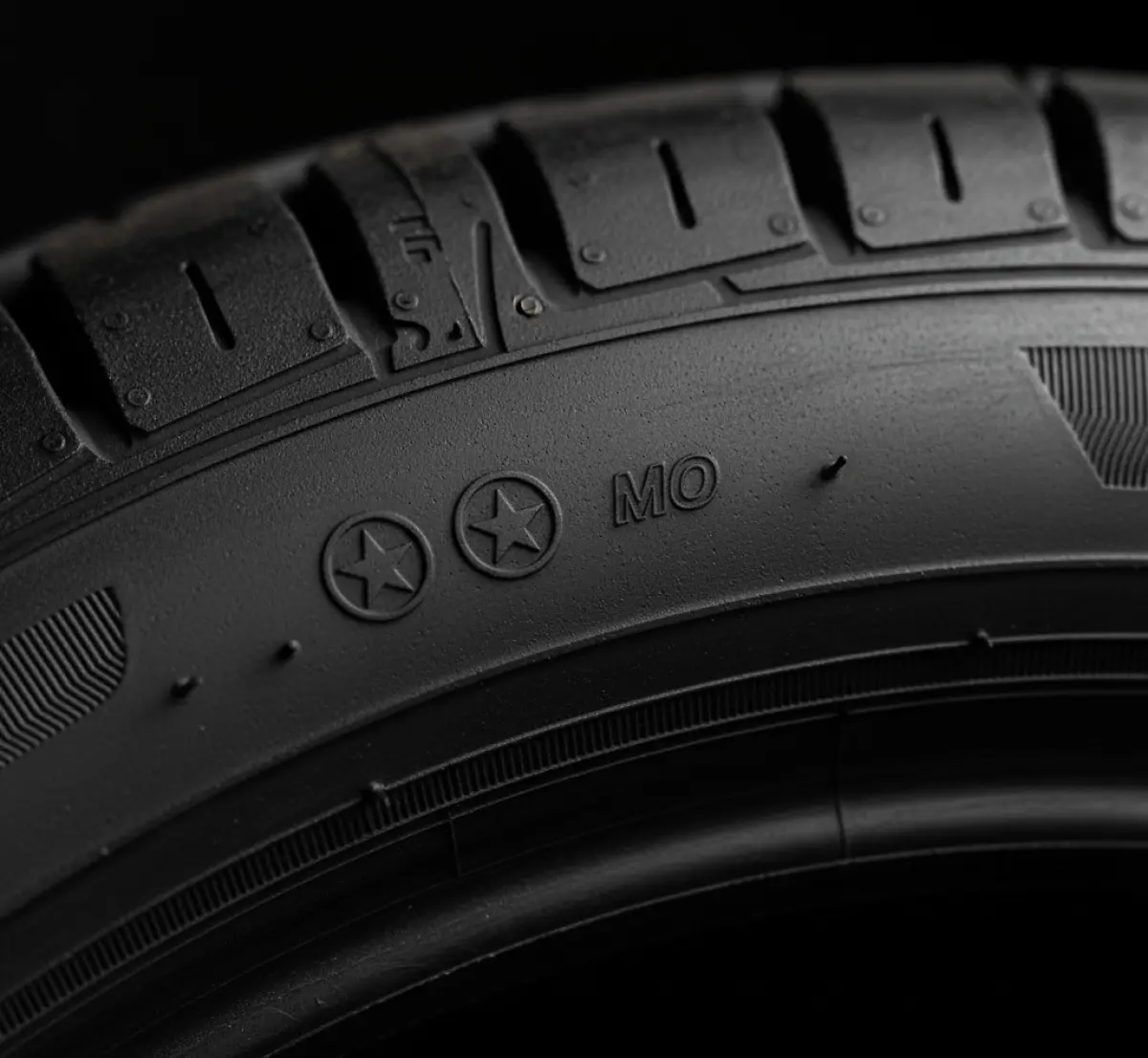 Czym różnią się opony z homologacją od standardowych modeli?