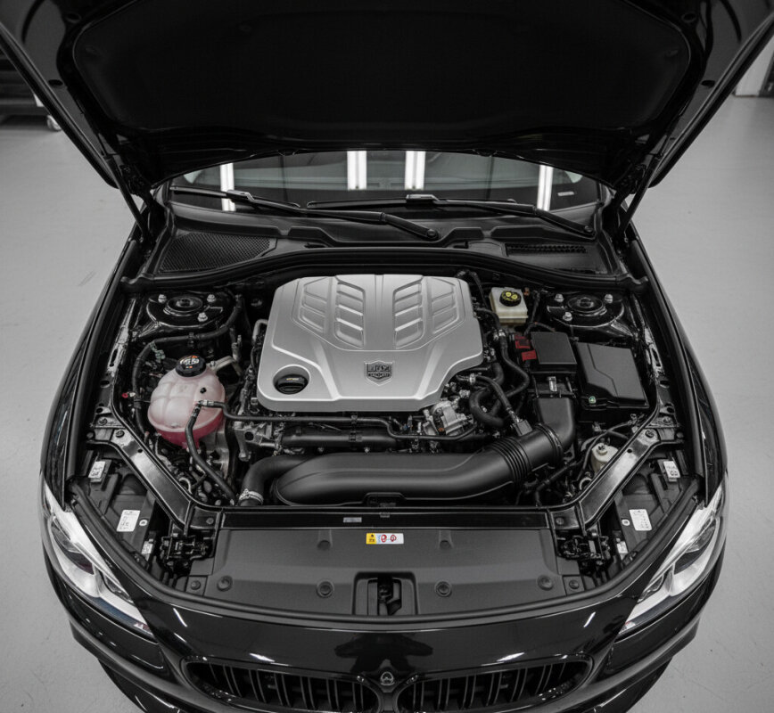 Czysta komora silnika nowoczesnego auta w oświetleniu studyjnym.