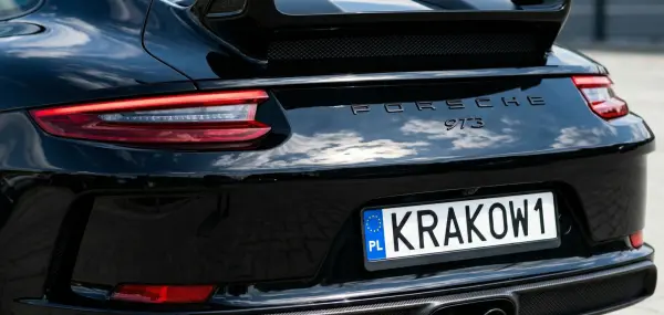 Ile kosztują indywidualne tablice rejestracyjne w 2026 roku?