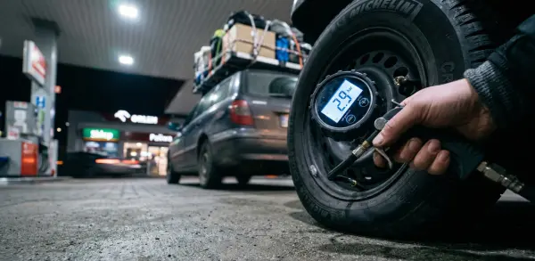 Ile powietrza dopompować do opon gdy jedziesz mocno obciążonym autem?