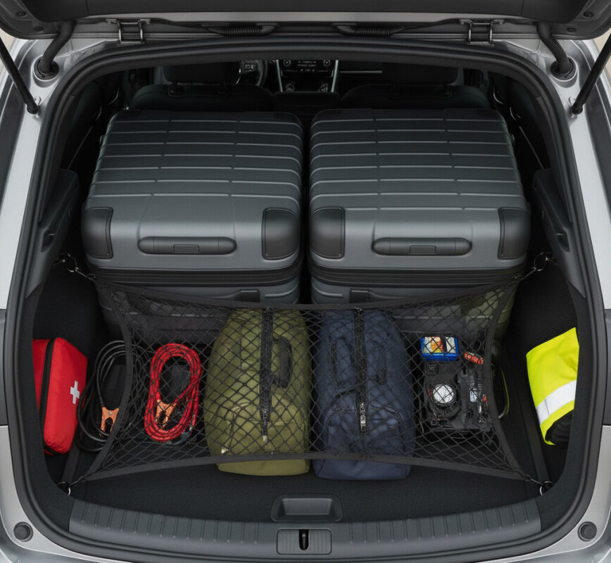 Prawidłowo spakowany bagażnik samochodowy z siatką zabezpieczającą.