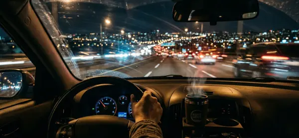 Jak nie zasnąć za kierownicą podczas nocnej jazdy samochodem?