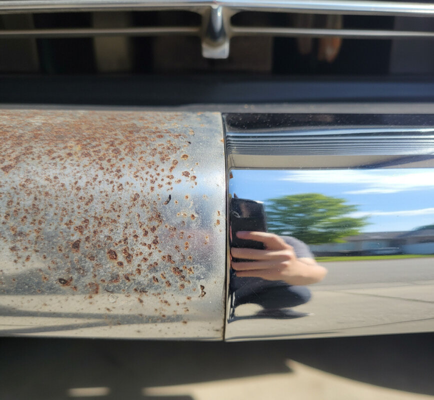 Odnowiony zderzak chromowany, efekt połysku.