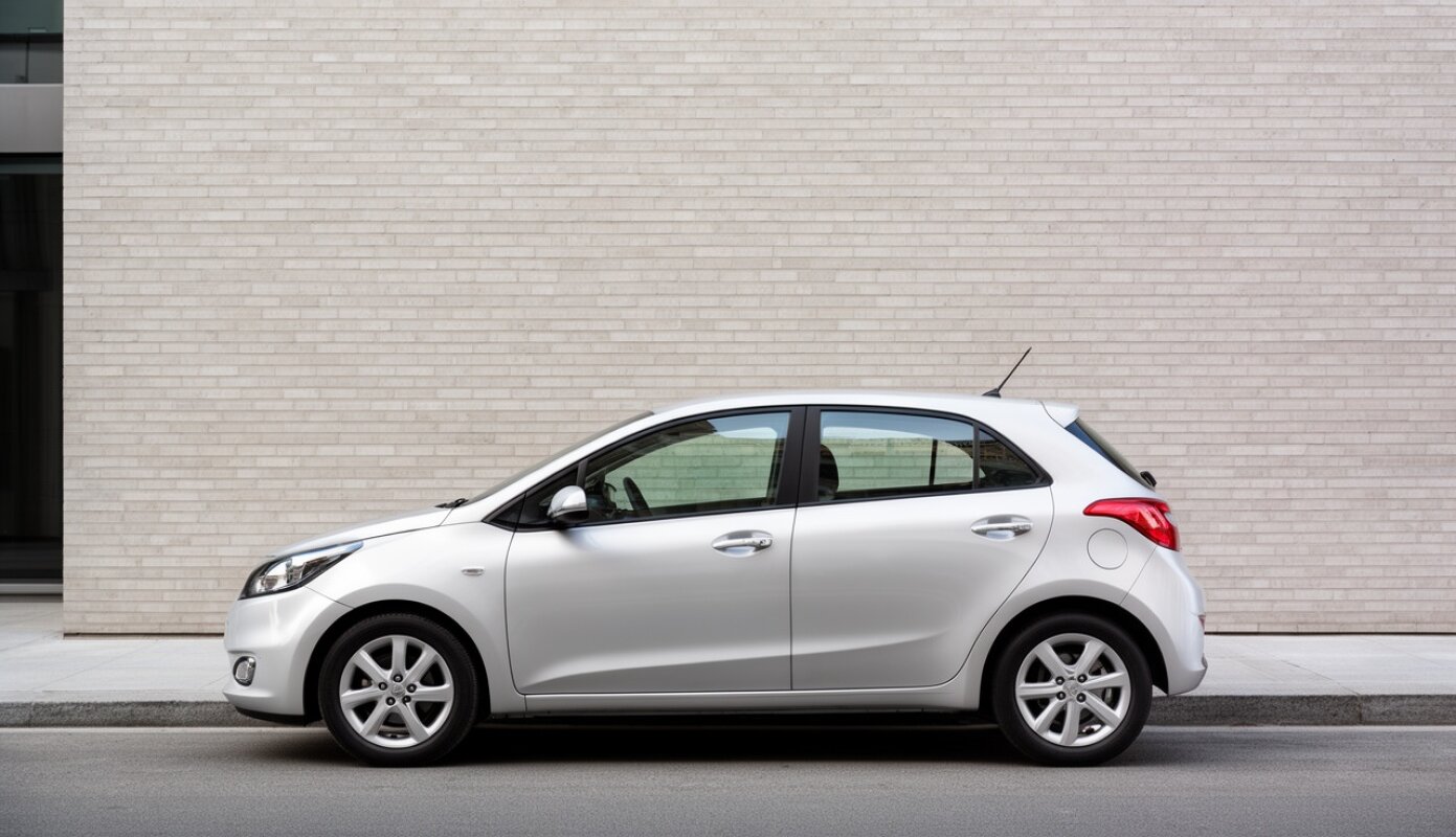 Zadbany używany hatchback zaparkowany w mieście