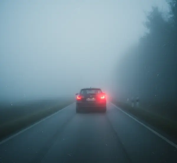 Kiedy zgodnie z prawem można używać tylnych świateł przeciwmgłowych?