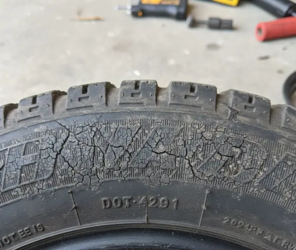 Kiedy opony są zbyt stare żeby na nich bezpiecznie jeździć?