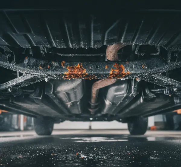 Jak sól drogowa wpływa na korozję podwozia Twojego samochodu po zimie?