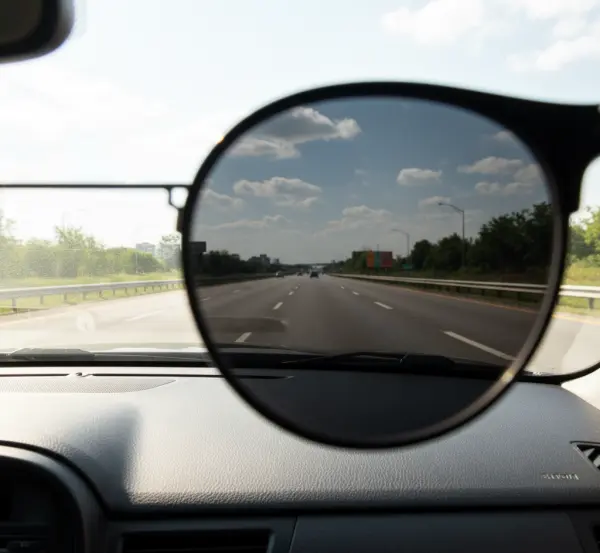 Dlaczego warto kupić dobre okulary polaryzacyjne do jazdy samochodem?