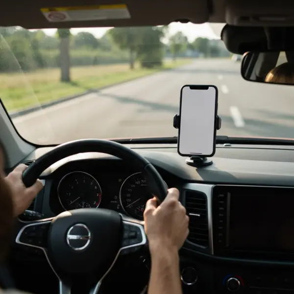 Ile wynosi mandat za rozmowę przez telefon podczas jazdy w 2026 roku?