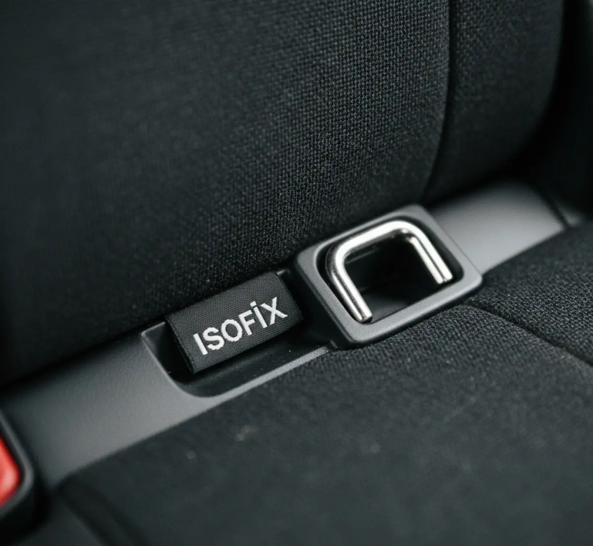 Dlaczego system ISOFIX jest bezpieczniejszy niż montaż pasami?