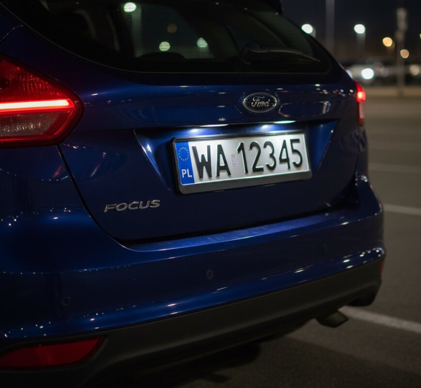 Wymiana żarówki oświetlenia tablicy rejestracyjnej w aucie.